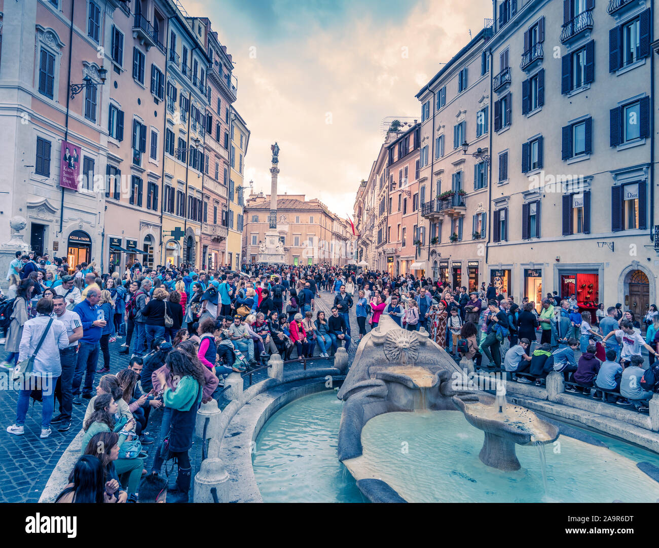 Roma, Italia, 27 Ottobre 2018: Vista della affollata piazza di Spagna e la Fontana della Barcaccia a Roma, Italia Foto Stock