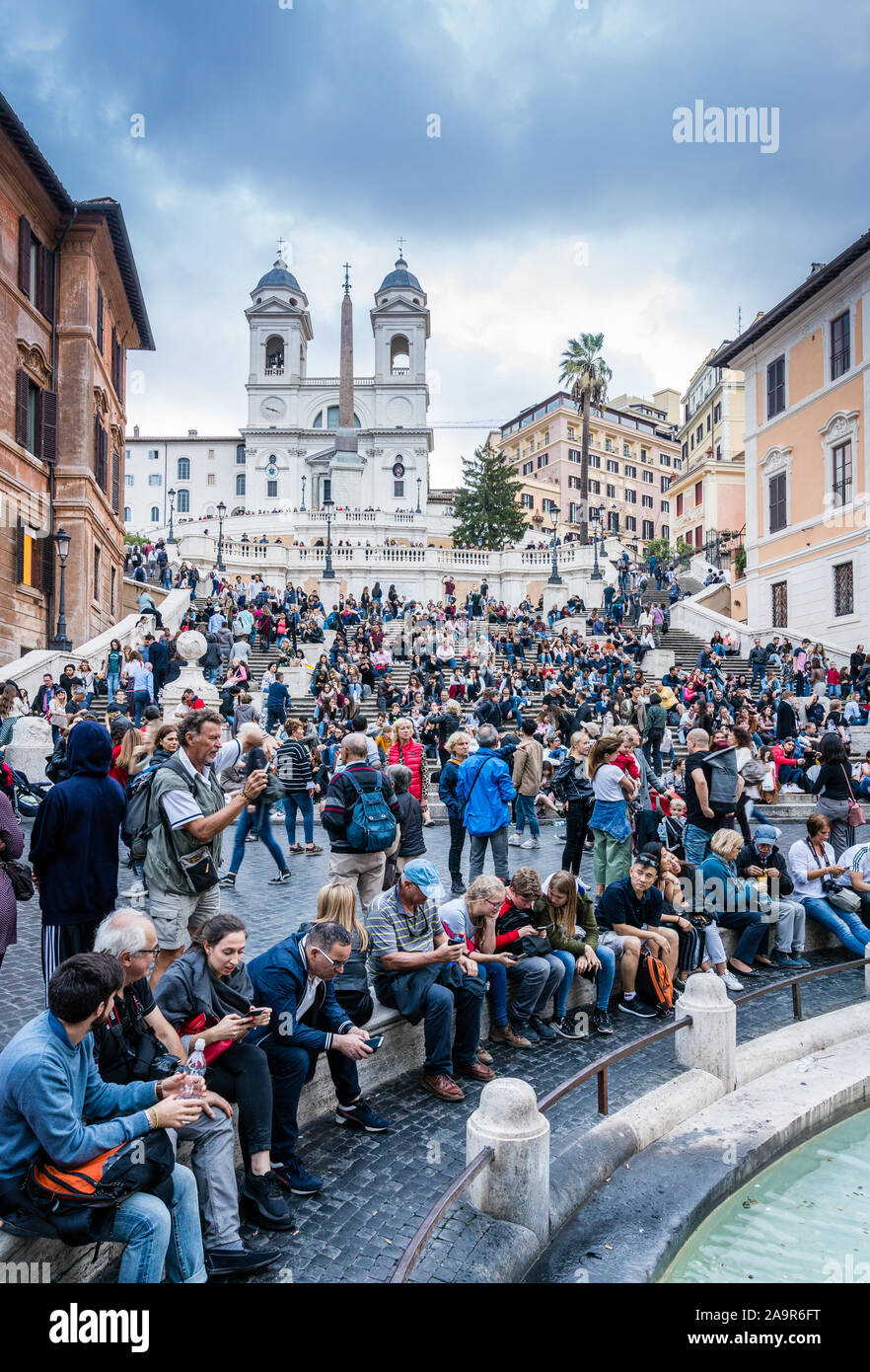 Roma, Italia, 27 Ottobre 2018: Scalinata di piazza di Spagna a Roma - un popolare punto di incontro per la gente del posto e i turisti Foto Stock