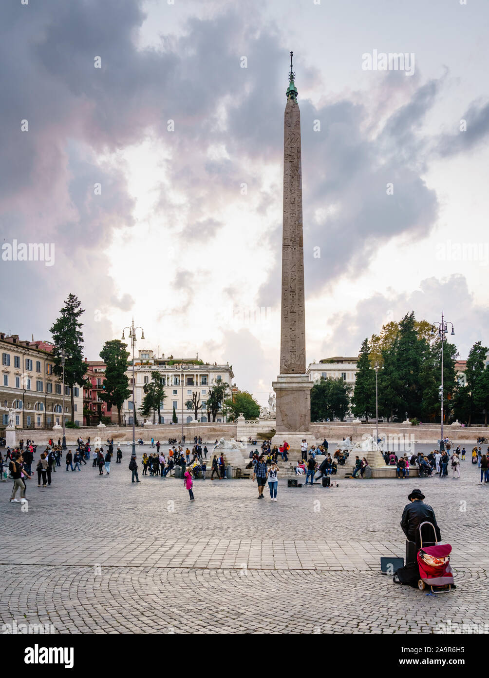 Roma, Italia, 27 Ottobre 2018: obelisco egiziano di Ramesse II da Heliopolis nel centro di Piazza del Popolo a Roma, Italia Foto Stock
