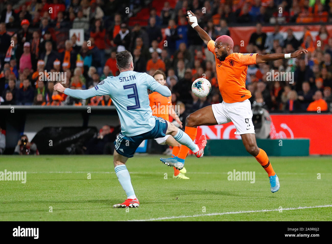 10 ottobre 2019 Rotterdam, la partita olandese di calcio qualificazione europea Paesi Bassi contro Irlanda del Nord Kwalificatieronde EK 2020 Michael Smith dell'Irlanda del Nord, Ryan Babel dei Paesi Bassi Foto Stock