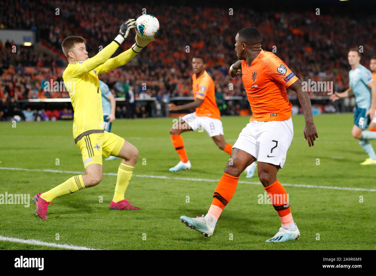 10 ottobre 2019 Rotterdam, la partita olandese di qualificazione europea di calcio Paesi Bassi contro Irlanda del Nord Kwalificatieronde EK 2020 portiere Bailey Peacock-Farrell dell'Irlanda del Nord, Steven Bergwijn dei Paesi Bassi Foto Stock