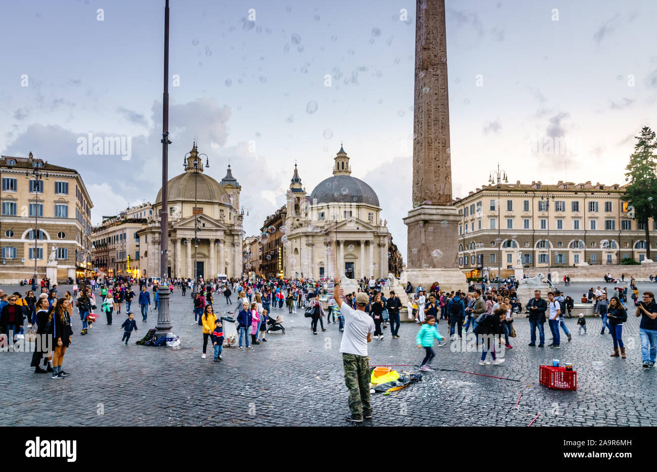 Roma, Italia, 27 Ottobre 2018: un intrattenitore con bolle di sapone e la folla in Piazza del Popolo a Roma, Italia Foto Stock