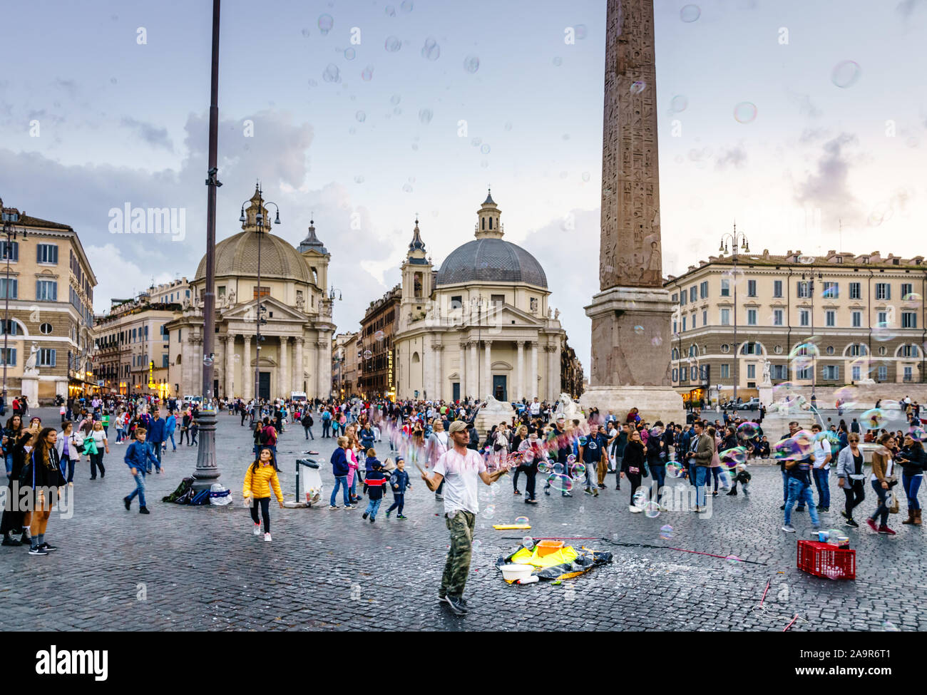 Roma, Italia, 27 Ottobre 2018: un intrattenitore con bolle di sapone e la folla in Piazza del Popolo a Roma, Italia Foto Stock