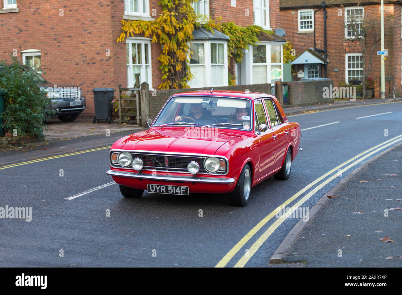 Segale, East Sussex, Regno Unito. 17 Nov, 2019. L annuale classic car rally arriva nella città antica di segale in East Sussex sfilando classic e custom costruire vetture da 40's, 50's e successivamente per il pubblico in attesa di rivestimento del high street. I conducenti e i passeggeri vestire appropriatamente per l'evento che avrà inizio alle ore 14.30. 1969 Ford Cortina Lotus MK2. ©Paolo Lawrenson 2019, Photo credit: Paolo Lawrenson / Alamy Live News Foto Stock