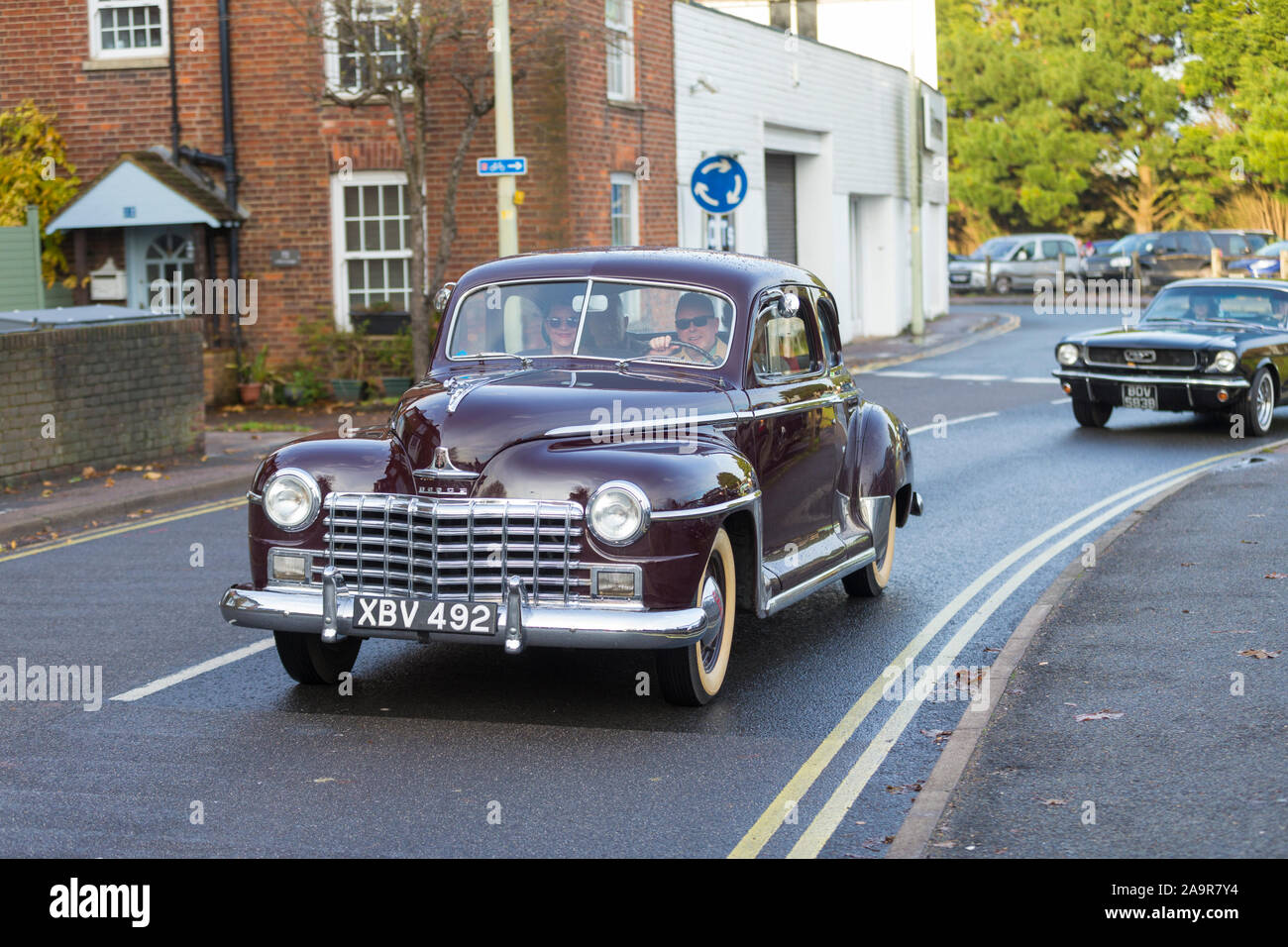 Segale, East Sussex, Regno Unito. 17 Nov, 2019. L annuale classic car rally arriva nella città antica di segale in East Sussex sfilando classic e custom costruire vetture da 40's, 50's e successivamente per il pubblico in attesa di rivestimento del high street. I conducenti e i passeggeri vestire appropriatamente per l'evento che avrà inizio alle ore 14.30. © Paul Lawrenson 2019, Photo credit: Paolo Lawrenson / Alamy Live News Foto Stock