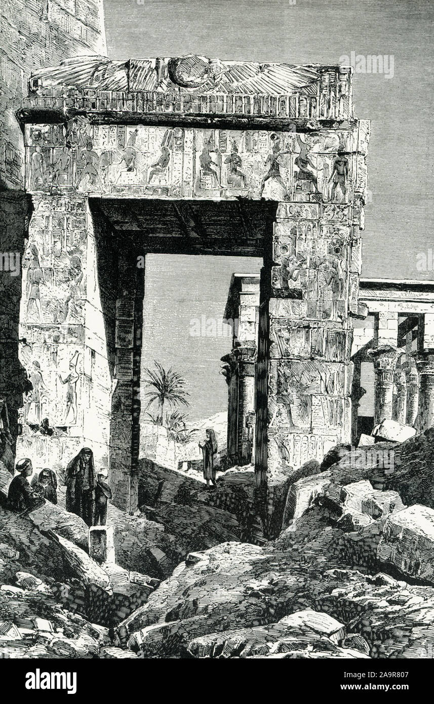 Qui viene mostrato il tempio di Iside a Philae. L'immagine risale a circa il 1905. L'isola di Philae era situato nel fiume Nilo alla Prima Cataratta, sud della presente diga di Assuan; ora è totalmente sommerse in seguito alla costruzione della diga di Assuan.Questo tempio, pensato per essere il singolo più belle conserve di antico tempio Egizio, alloggiato un mammisi, o di nascita casa costruita per festeggiare la nascita di Arpocrate a Iside e Osiride. Il tempio di Iside è di epoca tolemaica data (304 b.c.e.-30 b.c.e.), specificamente circa 280 A.C. Foto Stock