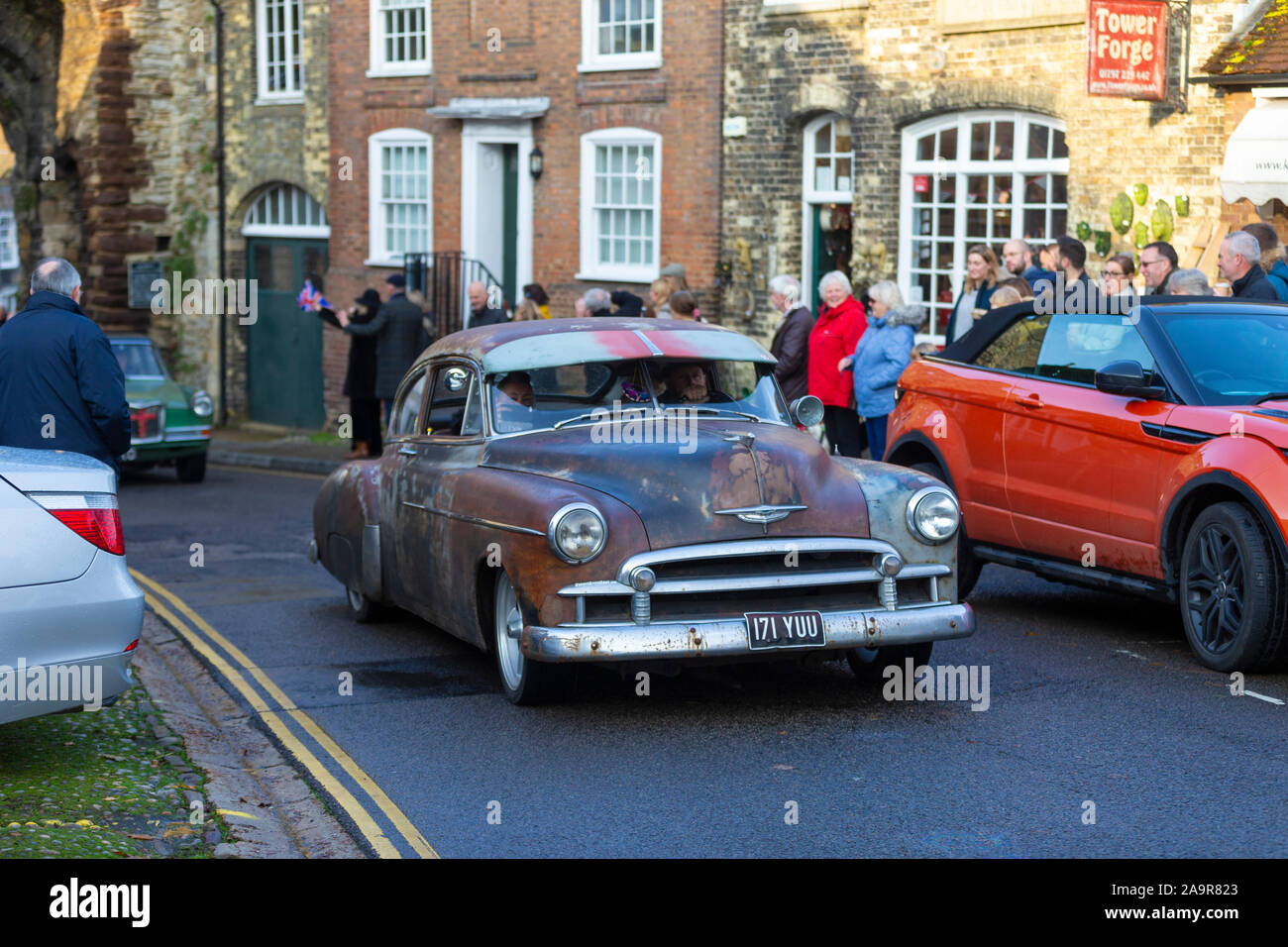 Segale, East Sussex, Regno Unito. 17 Nov, 2019. L annuale classic car rally arriva nella città antica di segale in East Sussex sfilando classic e custom costruire vetture da 40's, 50's e successivamente per il pubblico in attesa di rivestimento del high street. I conducenti e i passeggeri vestire appropriatamente per l'evento che avrà inizio alle ore 14.30. © Paul Lawrenson 2019, Photo credit: Paolo Lawrenson / Alamy Live News Foto Stock