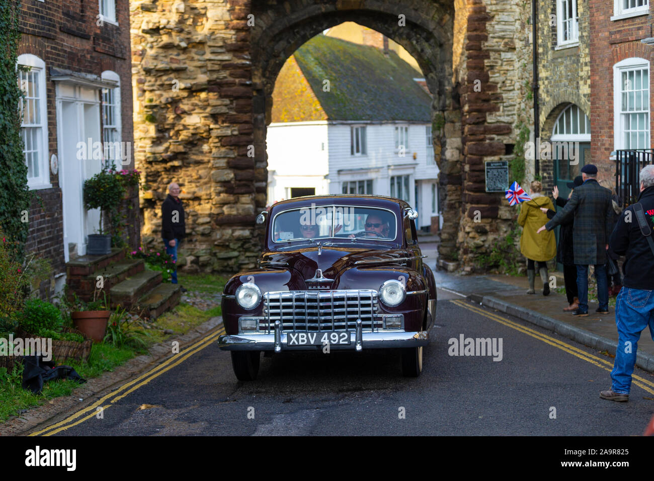 Segale, East Sussex, Regno Unito. 17 Nov, 2019. L annuale classic car rally arriva nella città antica di segale in East Sussex sfilando classic e custom costruire vetture da 40's, 50's e successivamente per il pubblico in attesa di rivestimento del high street. I conducenti e i passeggeri vestire appropriatamente per l'evento che avrà inizio alle ore 14.30. © Paul Lawrenson 2019, Photo credit: Paolo Lawrenson / Alamy Live News Foto Stock