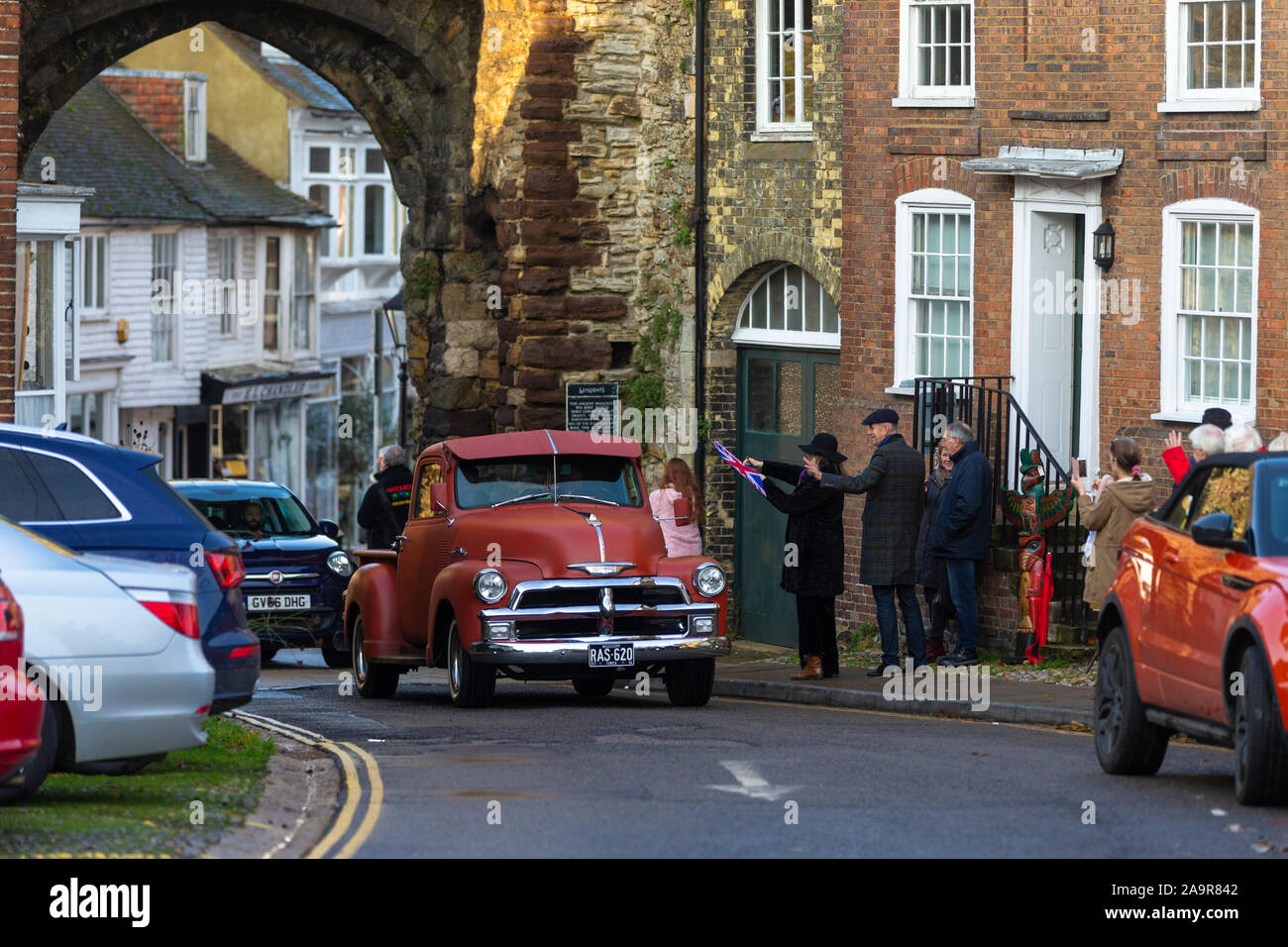 Segale, East Sussex, Regno Unito. 17 Nov, 2019. L annuale classic car rally arriva nella città antica di segale in East Sussex sfilando classic e custom costruire vetture da 40's, 50's e successivamente per il pubblico in attesa di rivestimento del high street. I conducenti e i passeggeri vestire appropriatamente per l'evento che avrà inizio alle ore 14.30. © Paul Lawrenson 2019, Photo credit: Paolo Lawrenson / Alamy Live News Foto Stock