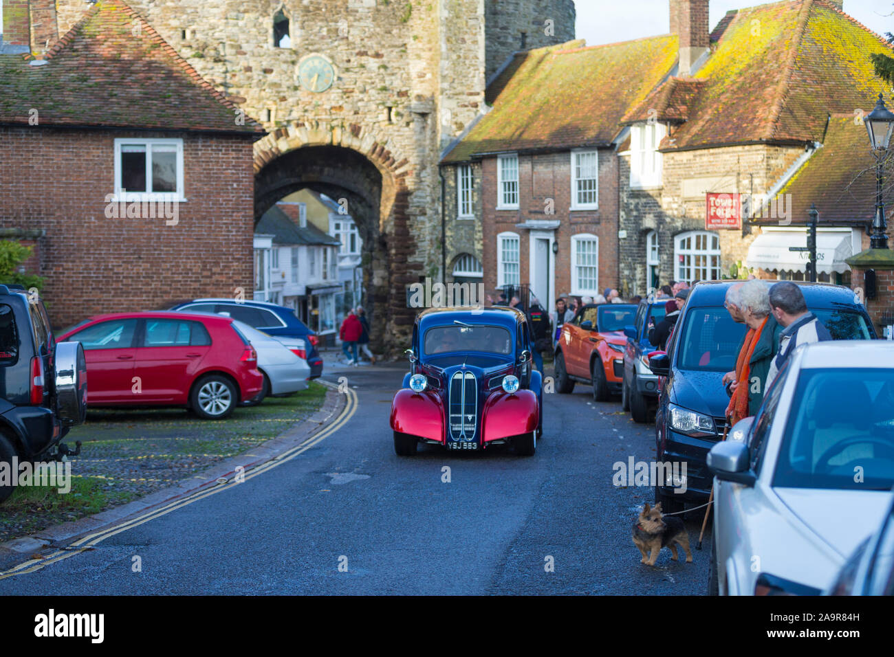 Segale, East Sussex, Regno Unito. 17 Nov, 2019. L annuale classic car rally arriva nella città antica di segale in East Sussex sfilando classic e custom costruire vetture da 40's, 50's e successivamente per il pubblico in attesa di rivestimento del high street. I conducenti e i passeggeri vestire appropriatamente per l'evento che avrà inizio alle ore 14.30. © Paul Lawrenson 2019, Photo credit: Paolo Lawrenson / Alamy Live News Foto Stock
