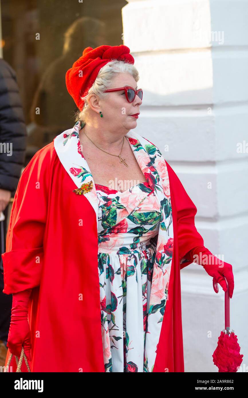 Segale, East Sussex, Regno Unito. 17 Nov, 2019. L annuale classic car rally arriva nella città antica di segale in East Sussex sfilando classic e custom costruire vetture da 40's, 50's e successivamente per il pubblico in attesa di rivestimento del high street. I conducenti e i passeggeri vestire appropriatamente per l'evento che avrà inizio alle ore 14.30. © Paul Lawrenson 2019, Photo credit: Paolo Lawrenson / Alamy Live News Foto Stock