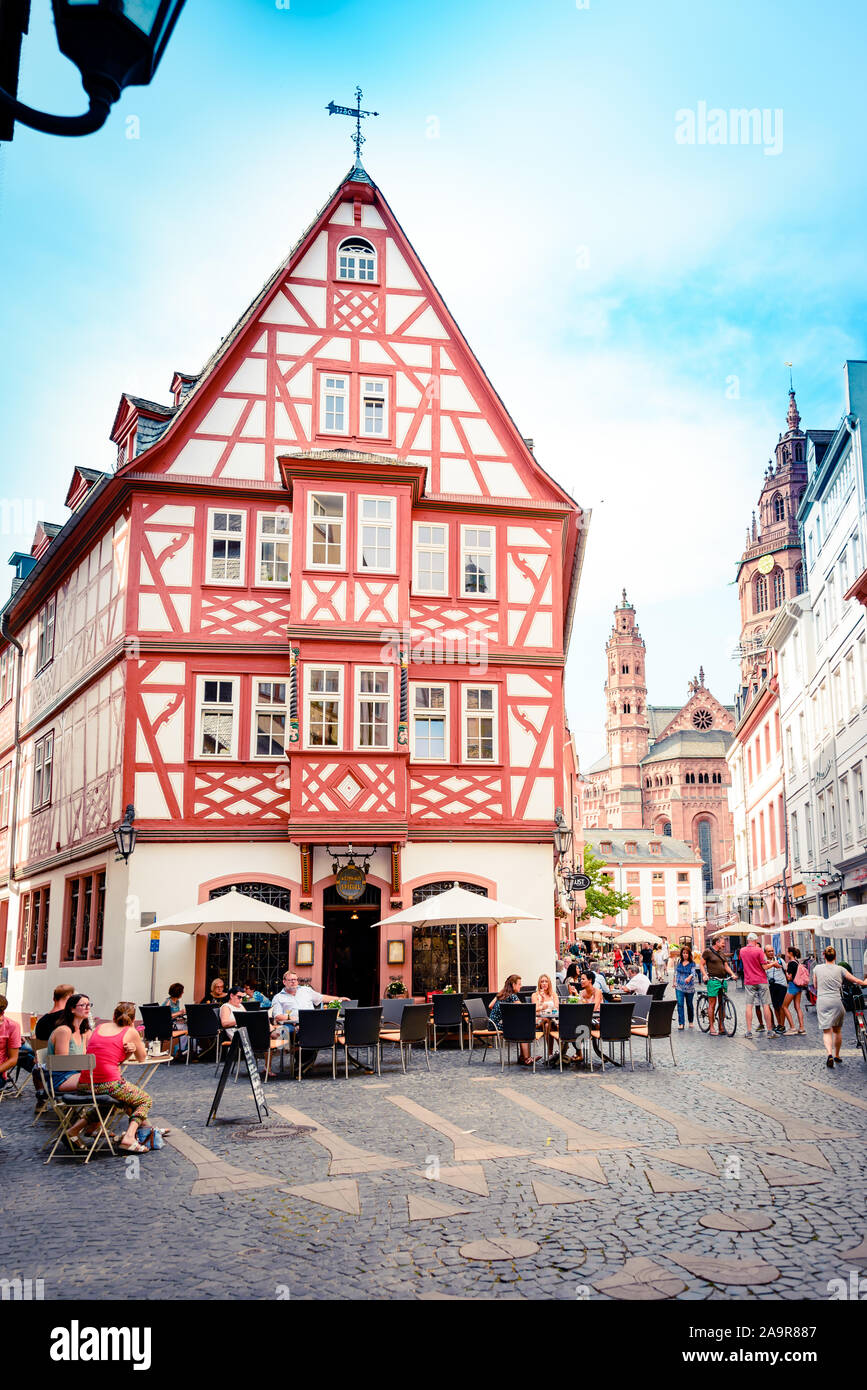 MAINZ, Germania - 21 luglio 2018. La parte vecchia della città con i tipici edifici pittoreschi Foto Stock