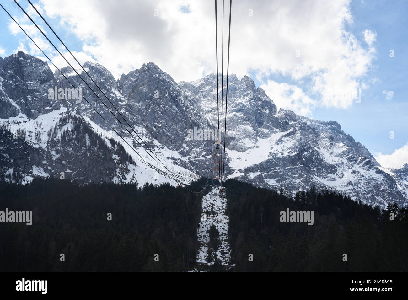 Funivia per la cima dello Zugspitze, la montagna più alta in Germania nelle alpi bavaresi Foto Stock