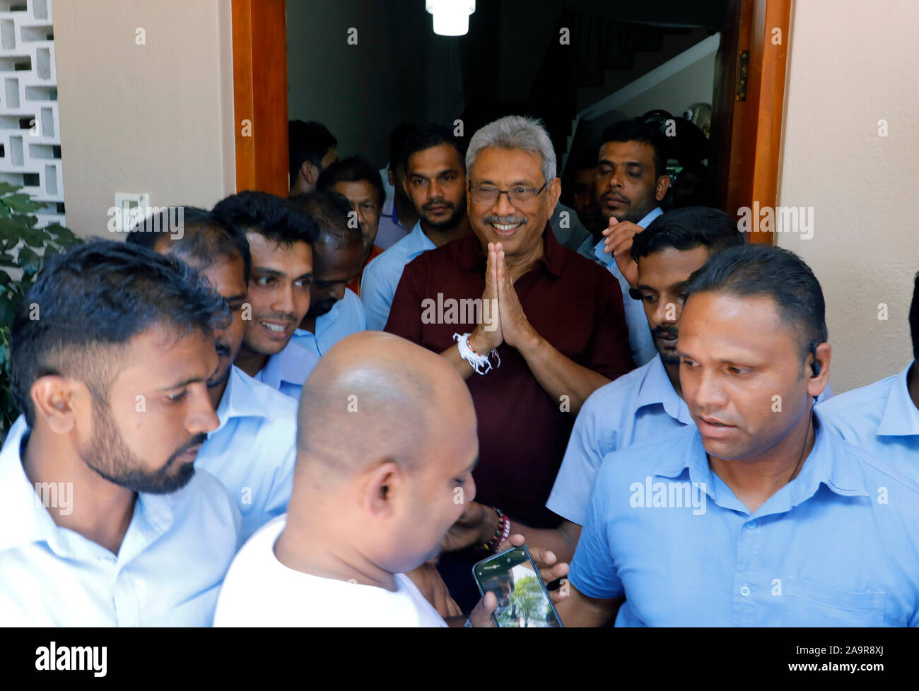 Colombo, Sri Lanka. 17 Nov, 2019. Gotabaya Rajapaksa saluta i sostenitori in Colombo, Sri Lanka, nov. 17, 2019. Sri Lanka le elezioni Chief Mahinda Deshapriya domenica pomeriggio ha confermato che il candidato dell opposizione Gotabaya Rajapaksa ha vinto le elezioni presidenziali. Credito: Ajith Perera/Xinhua/Alamy Live News Foto Stock