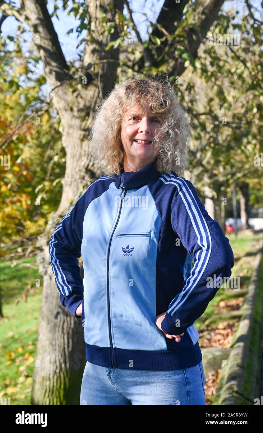 Coppia donna di mezza età che indossa un retrò Adidas tuta top realizzato  negli anni settanta fotografia scattata da Simon Dack Foto stock - Alamy