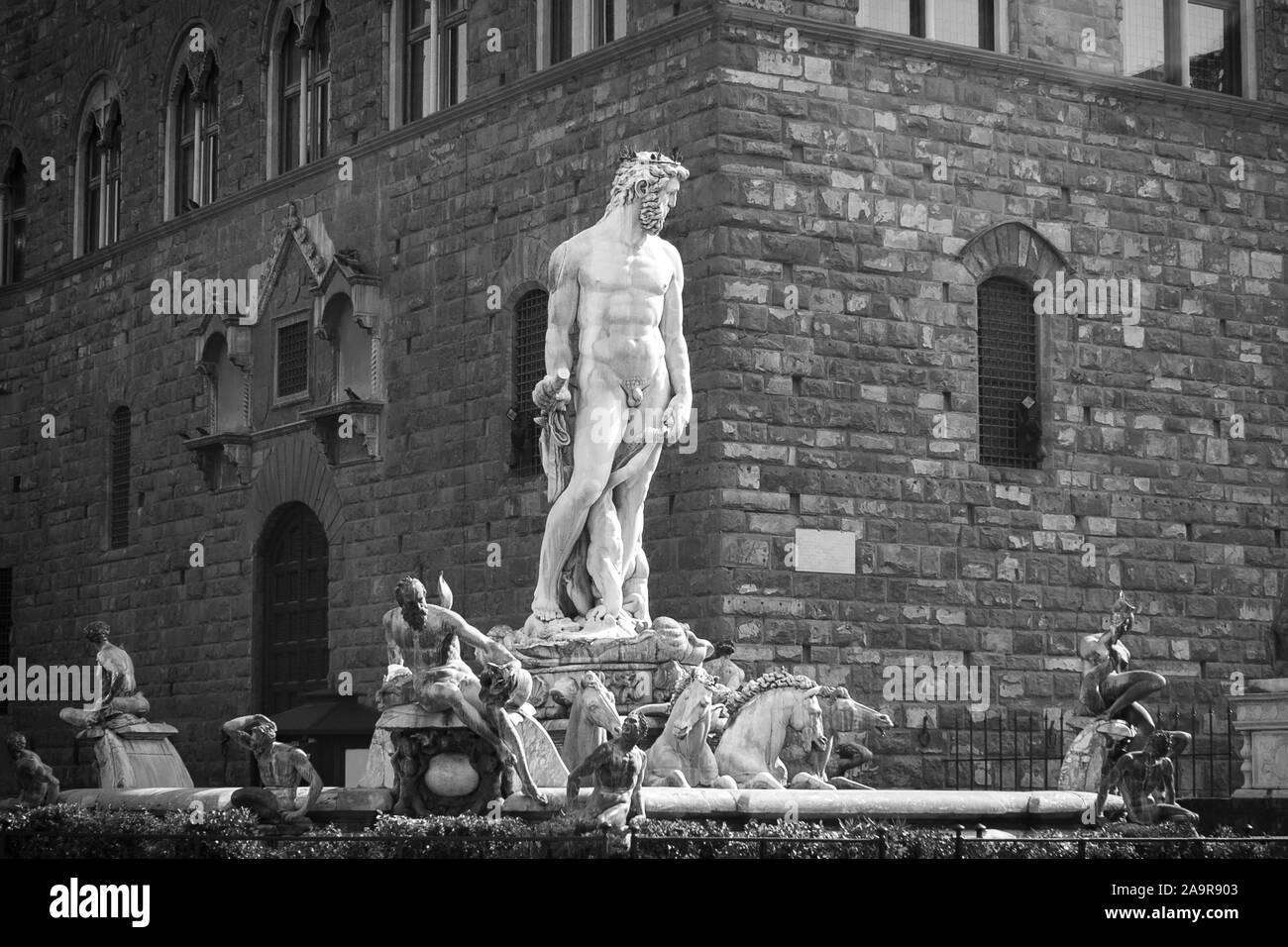 In bianco e nero girato la fontana del Nettuno, scolpita da Bartolomeo Ammannati in circa 1560, e conservate a Firenze, Italia Foto Stock
