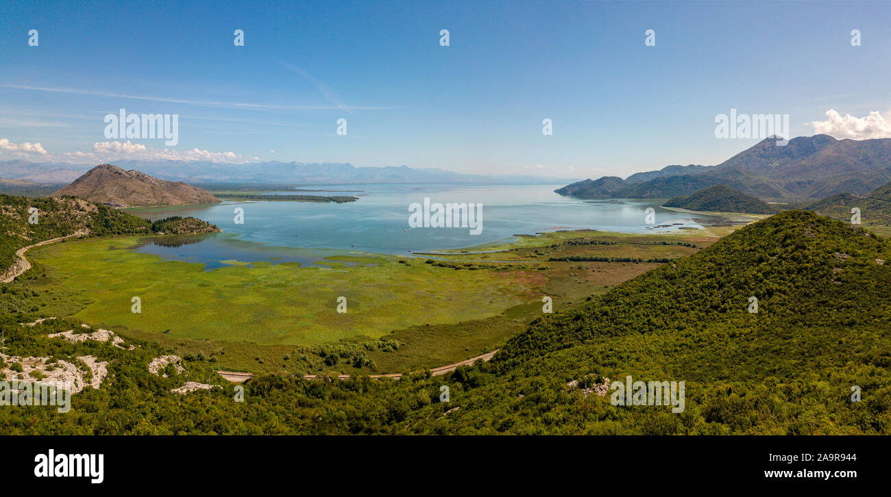Vista aerea del Lago di Scutari o Lago di Scutari, Montenegro. Circondato dal parco nazionale da una natura incontaminata e la fauna selvatica, colline e montagne Foto Stock