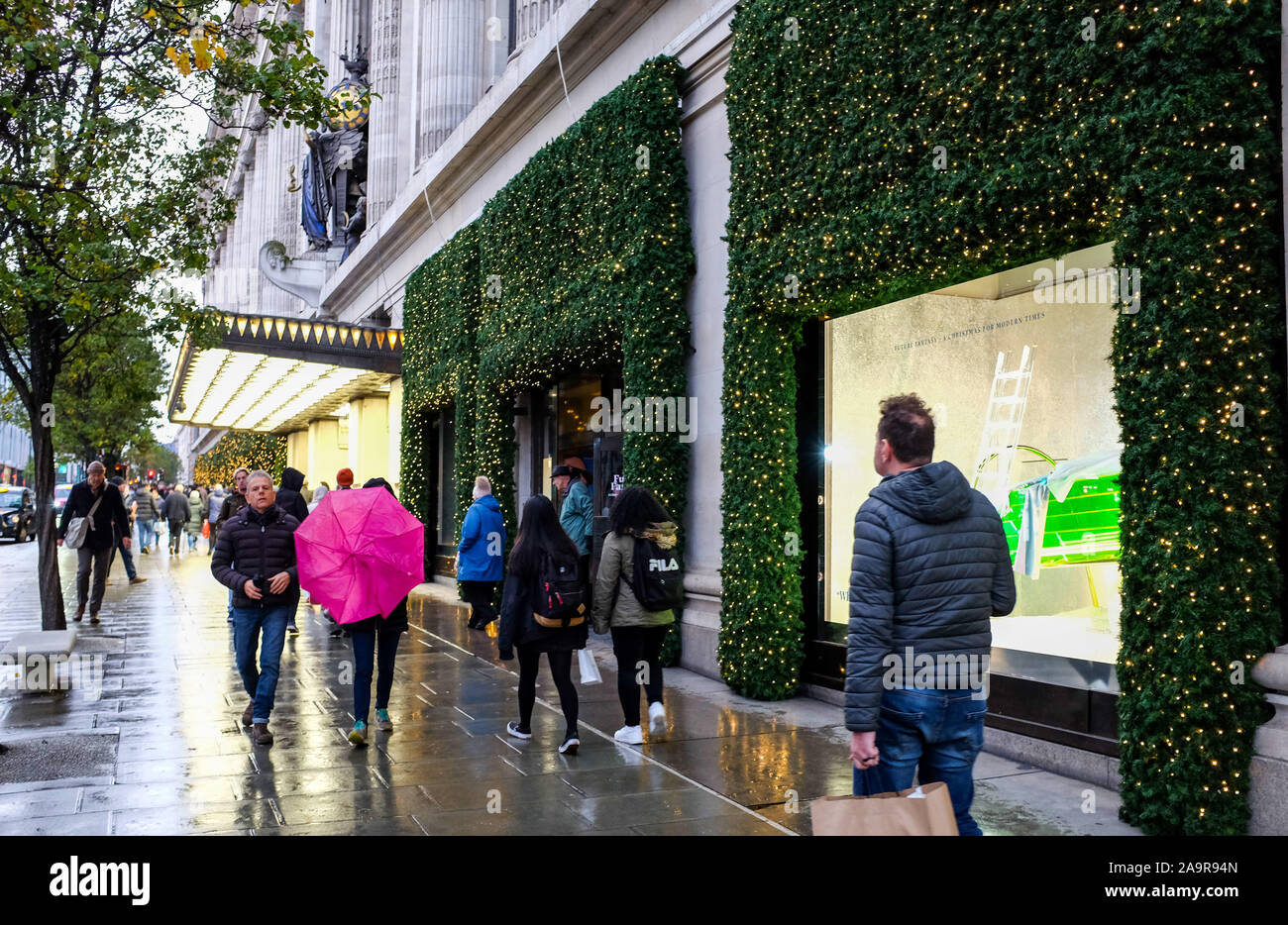Natale finestra visualizzata al dal grande magazzino Selfridges in Oxford Street Londra UK fotografia scattata da Simon Dack Foto Stock