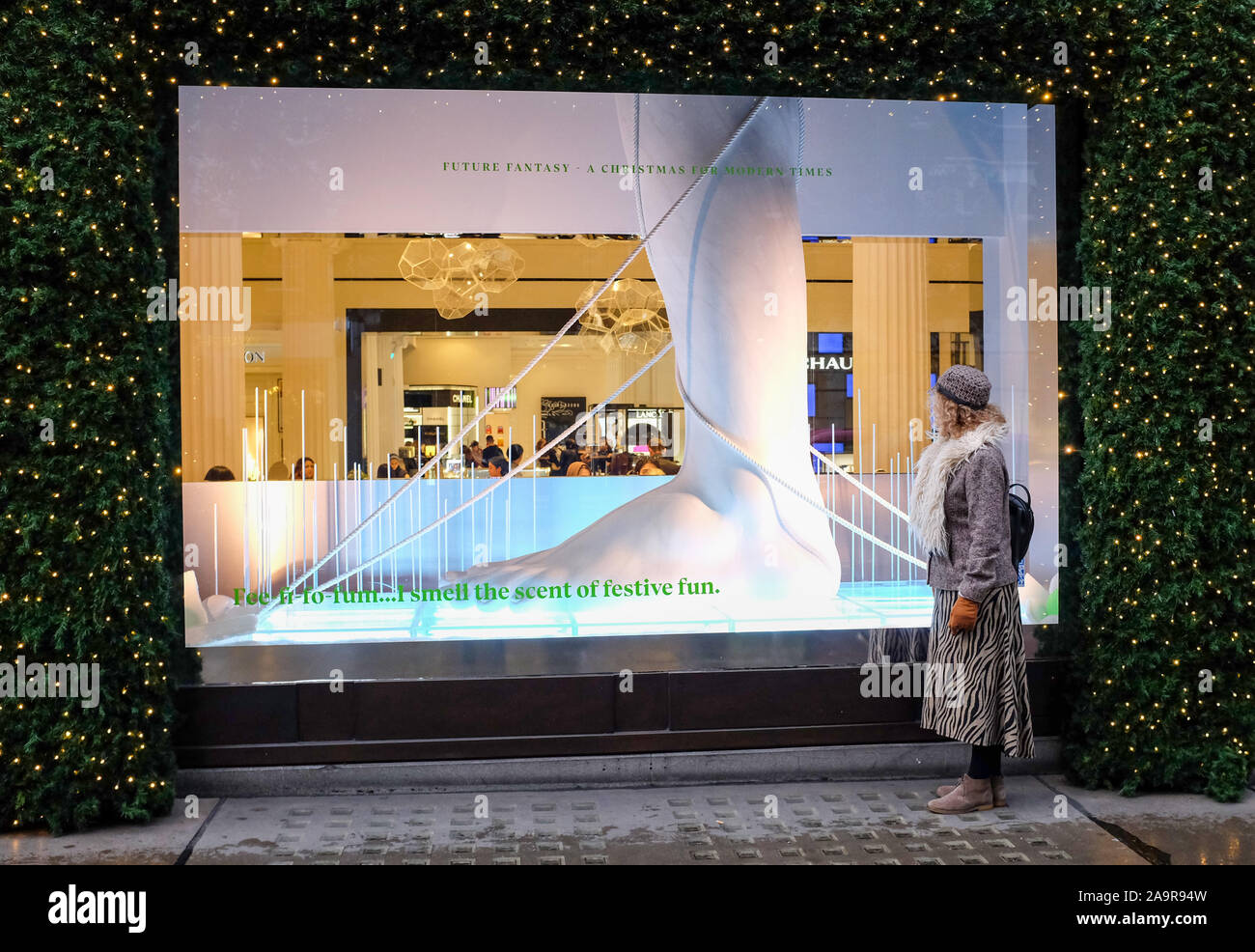 Natale finestra visualizzata al dal grande magazzino Selfridges in Oxford Street London REGNO UNITO Foto Stock