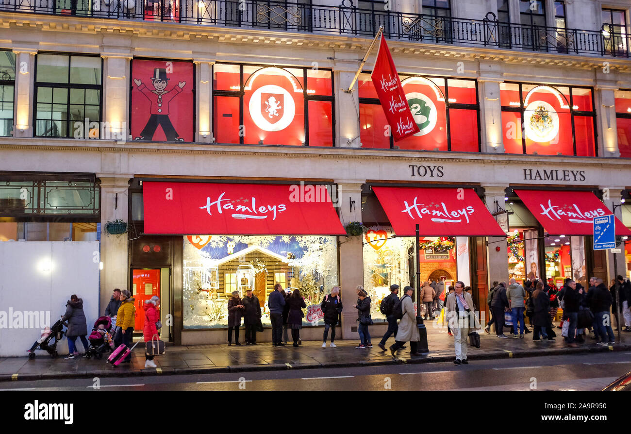 Il famoso Hamleys Toy Store in Regent Street a Londra con il loro Natale finestra visualizza London REGNO UNITO Foto Stock