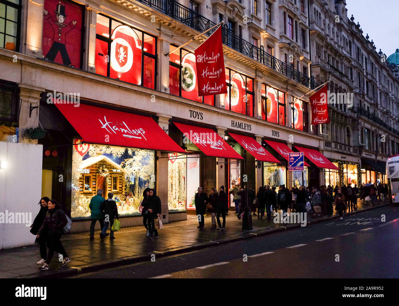 Il famoso Hamleys Toy Store in Regent Street a Londra con il loro Natale finestra visualizza London REGNO UNITO Foto Stock