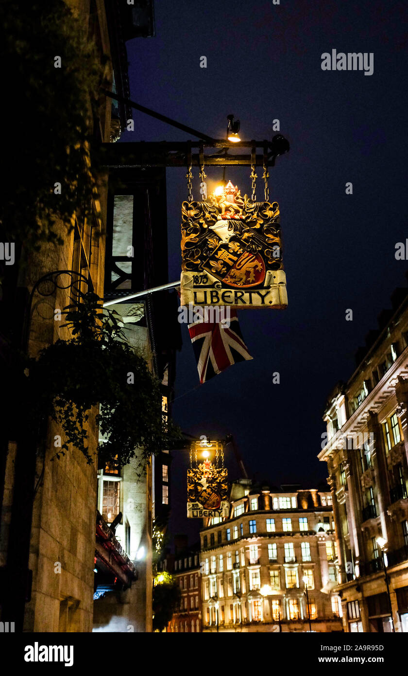 La famosa Liberty department store in angolo di Regent Street in Great Marlborough Street a Londra con il loro Natale finestra visualizza London REGNO UNITO Foto Stock