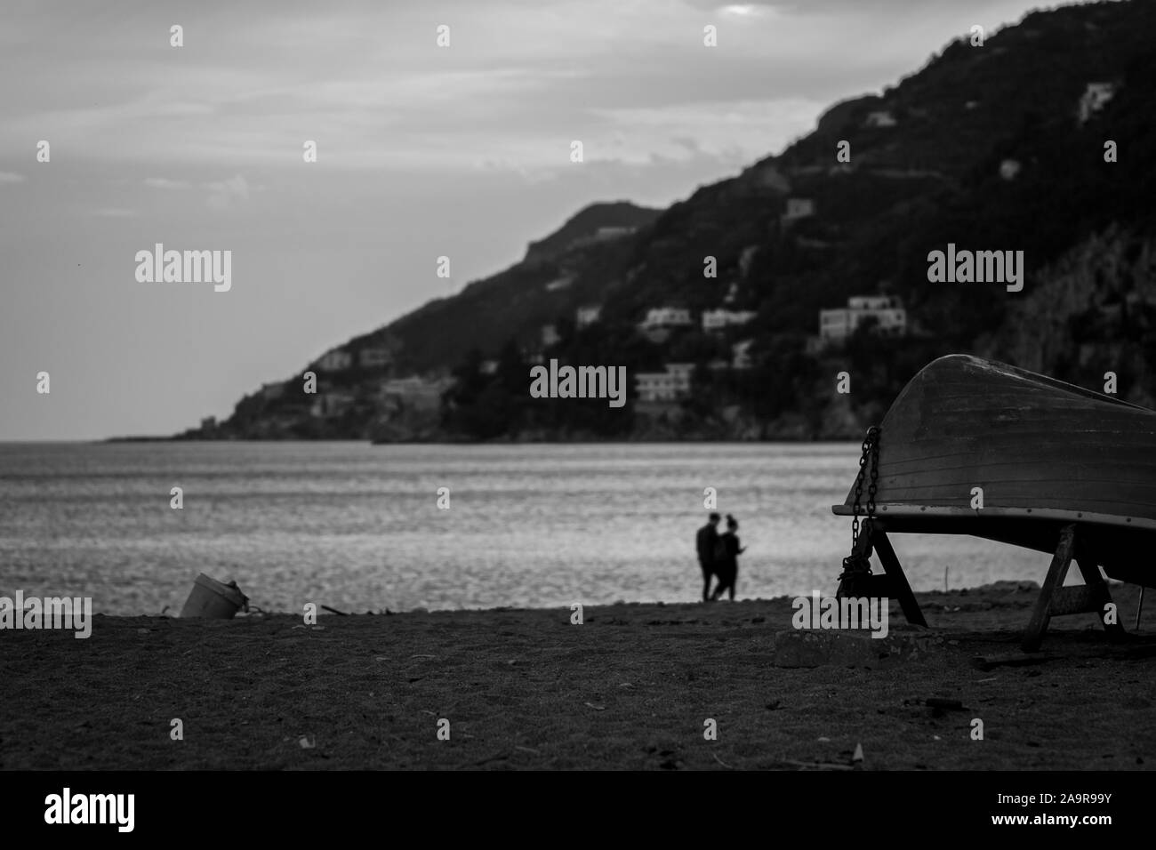 Scatti in bianco e nero di un paesaggio estivo con un soggetto della barca, nella tarda sera Foto Stock