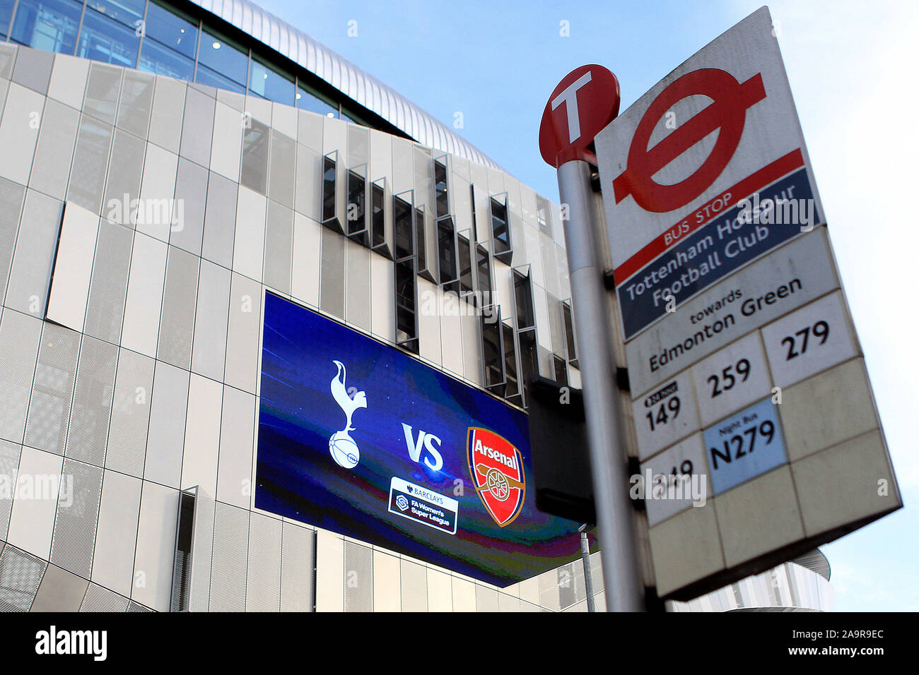 Londra, Regno Unito. 17 Nov, 2019. Una vista generale di una fermata bus fuori dallo stadio prima di kick off. Barclaycard FA WomenÕs super league, Tottenham Hotspur donne v Arsenal donne presso la stazione di Tottenham Hotspur Stadium di Londra domenica 17 novembre 2019. Questa immagine può essere utilizzata solo per scopi editoriali. Solo uso editoriale, è richiesta una licenza per uso commerciale. Nessun uso in scommesse, giochi o un singolo giocatore/club/league pubblicazioni . pic da Steffan Bowen/Andrew Orchard fotografia sportiva/Alamy Live news Credito: Andrew Orchard fotografia sportiva/Alamy Live News Foto Stock