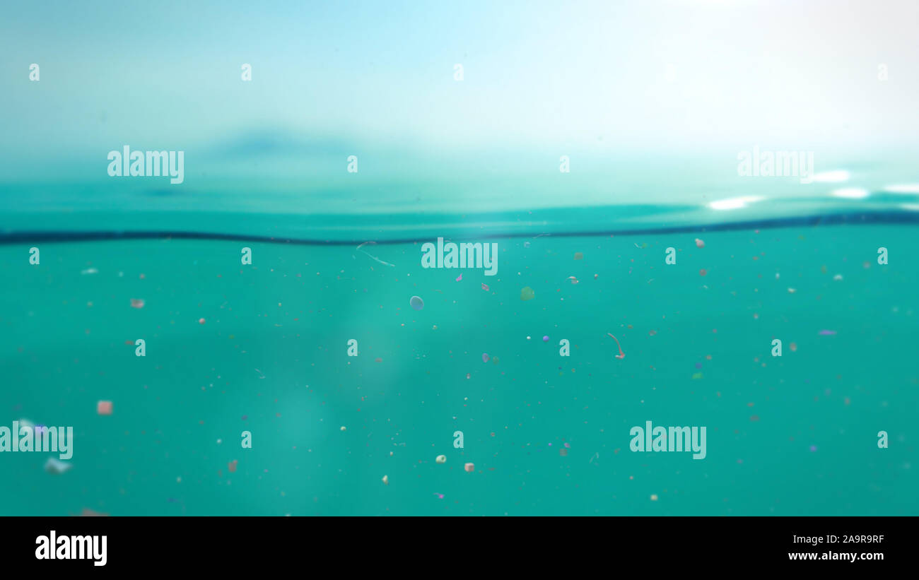 Microplastics galleggianti in acqua, subacquea micro inquinamento in plastica Foto Stock