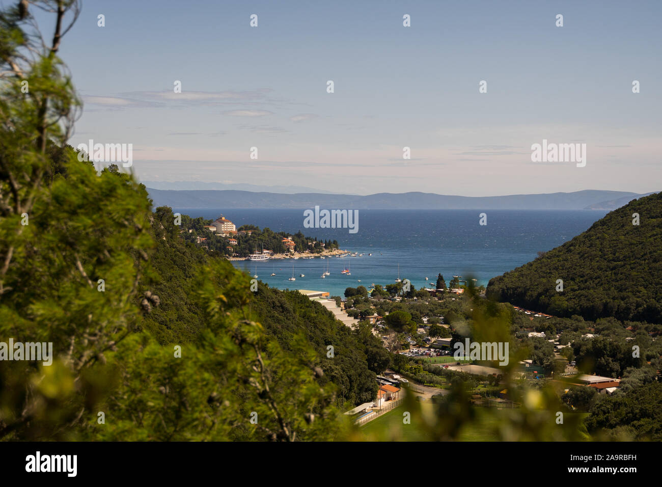 Wanderweg der Göttin Sentona, von nach Rabac Labin, mit Sicht auf Rabac. Foto Stock