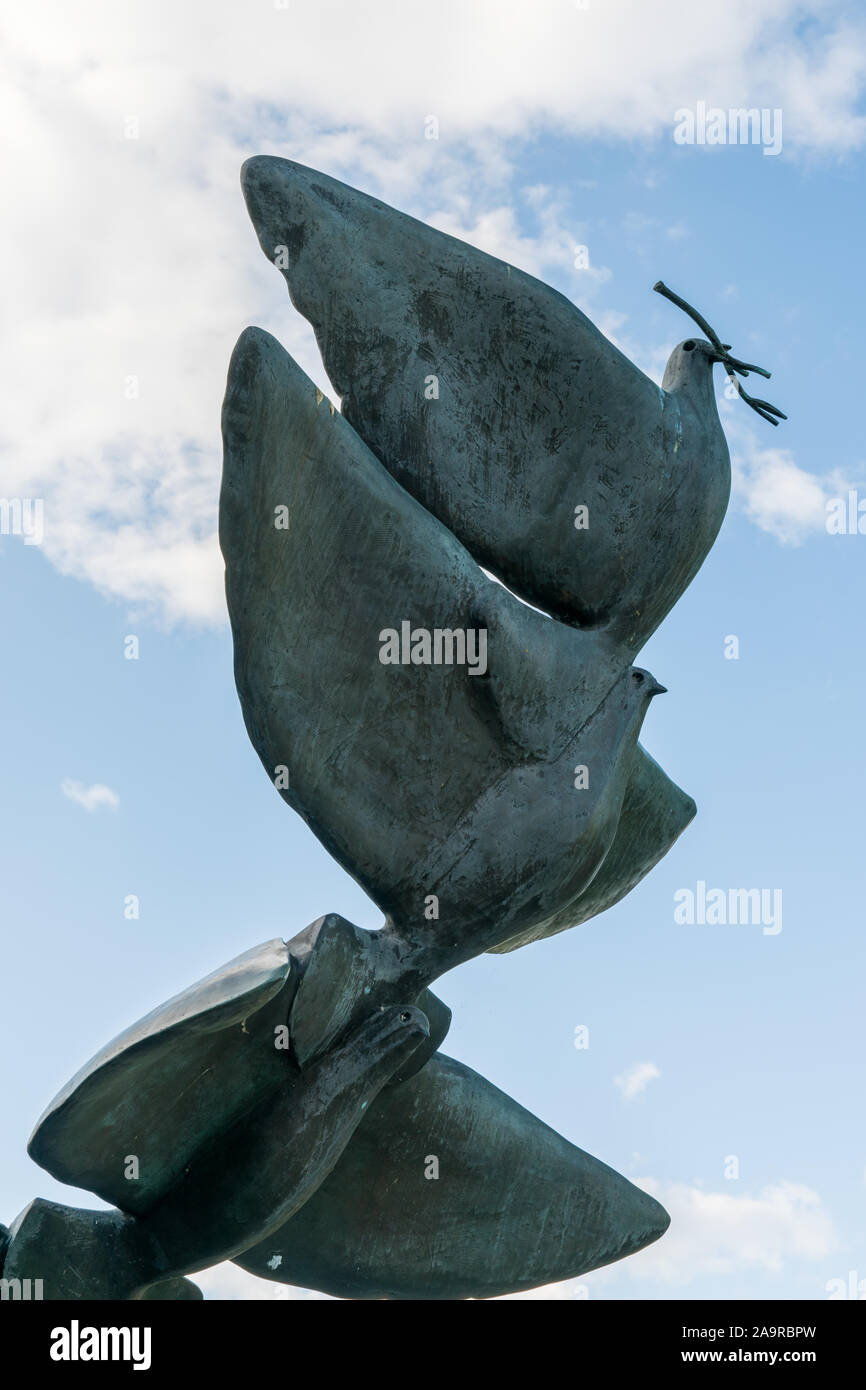 Città di Lussemburgo / Lussemburgo - 10. Agosto, 2019: dettaglio della statua di colombe della pace al potere giudiziario nel centro città di Lussemburgo Foto Stock