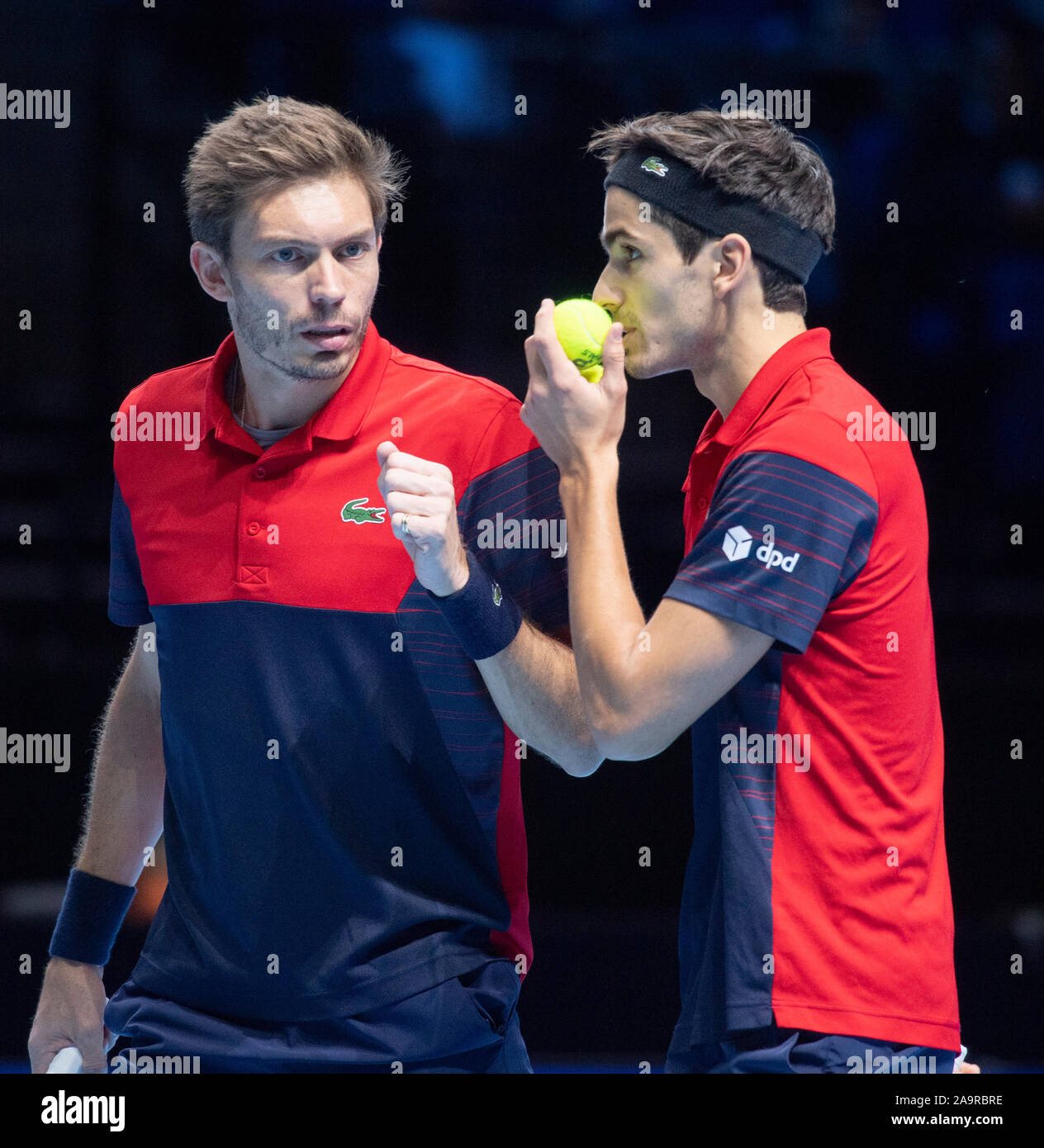 O2, Londra, Regno Unito. 17 novembre 2019. Pierre-Hugues Herbert (FRA) e Nicolas MAHUT (FRA) vs Raven Klaasen (RSA) e Michael Venere (NZL) in Doubles Championship match. Credito: Malcolm Park/Alamy Live News. Foto Stock