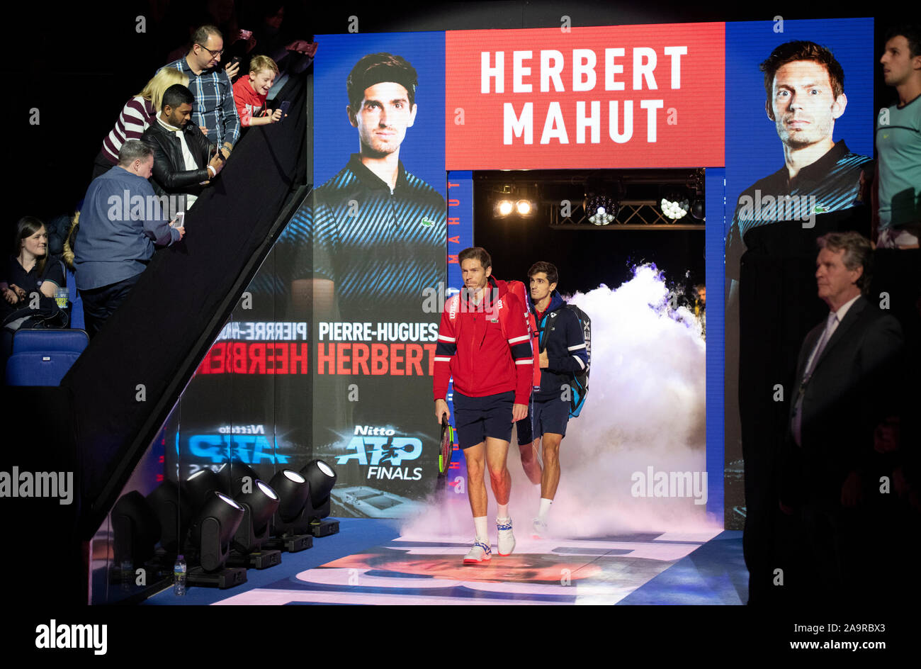 O2, Londra, Regno Unito. 17 novembre 2019. Pierre-Hugues Herbert (FRA) e Nicolas MAHUT (FRA) vs Raven Klaasen (RSA) e Michael Venere (NZL) in Doubles Championship match. Credito: Malcolm Park/Alamy Live News. Foto Stock