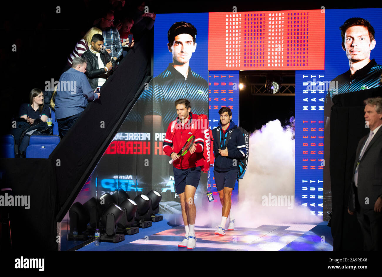O2, Londra, Regno Unito. 17 novembre 2019. Pierre-Hugues Herbert (FRA) e Nicolas MAHUT (FRA) vs Raven Klaasen (RSA) e Michael Venere (NZL) in Doubles Championship match. Credito: Malcolm Park/Alamy Live News. Foto Stock