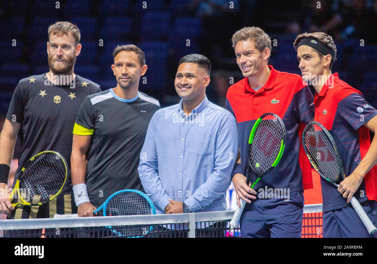 O2, Londra, Regno Unito. 17 novembre 2019. Pierre-Hugues Herbert (FRA) e Nicolas MAHUT (FRA) vs Raven Klaasen (RSA) e Michael Venere (NZL) in Doubles Championship match. Credito: Malcolm Park/Alamy Live News. Foto Stock