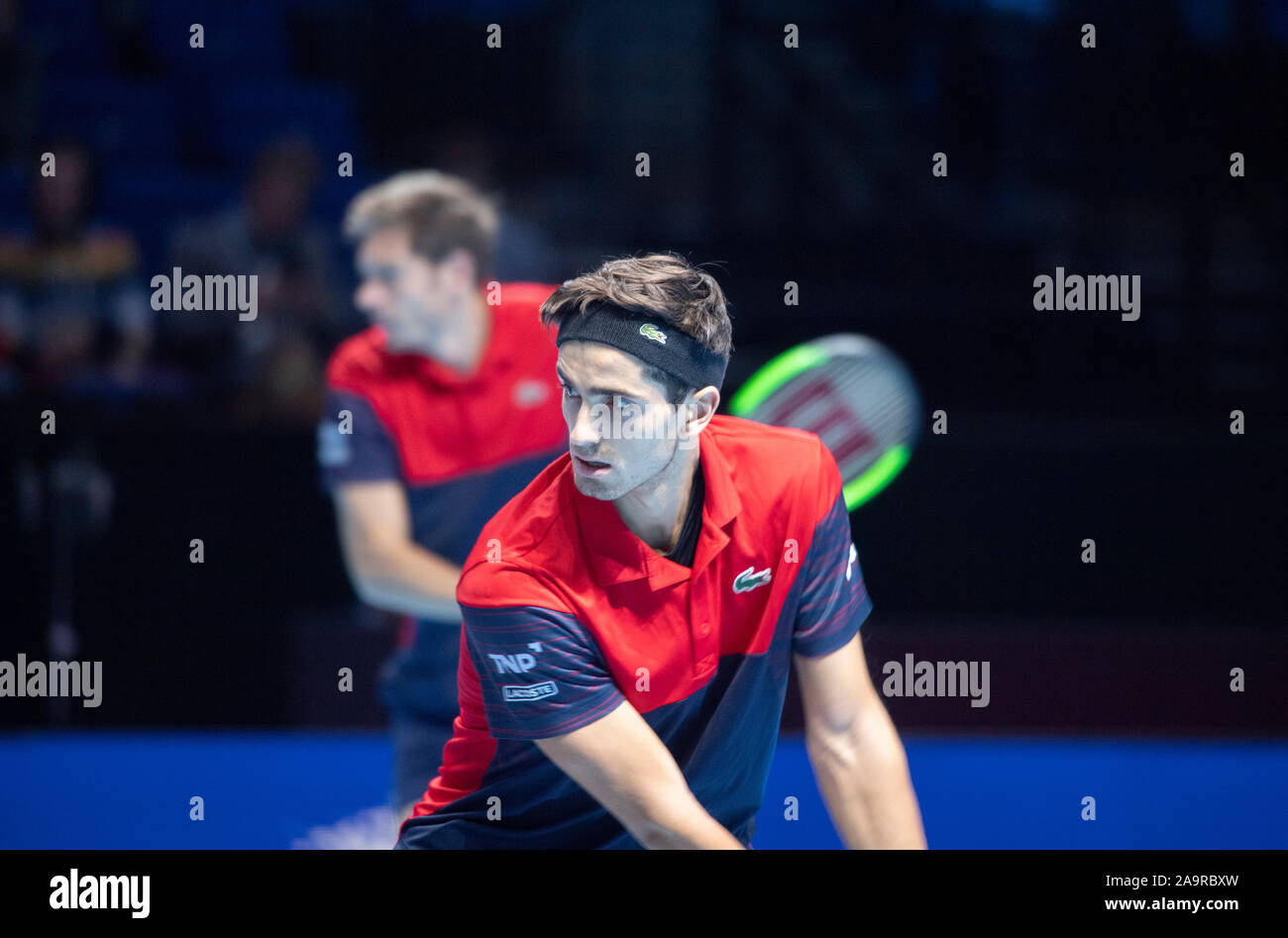 O2, Londra, Regno Unito. 17 novembre 2019. Pierre-Hugues Herbert (FRA) e Nicolas MAHUT (FRA) vs Raven Klaasen (RSA) e Michael Venere (NZL) in Doubles Championship match. Credito: Malcolm Park/Alamy Live News. Foto Stock