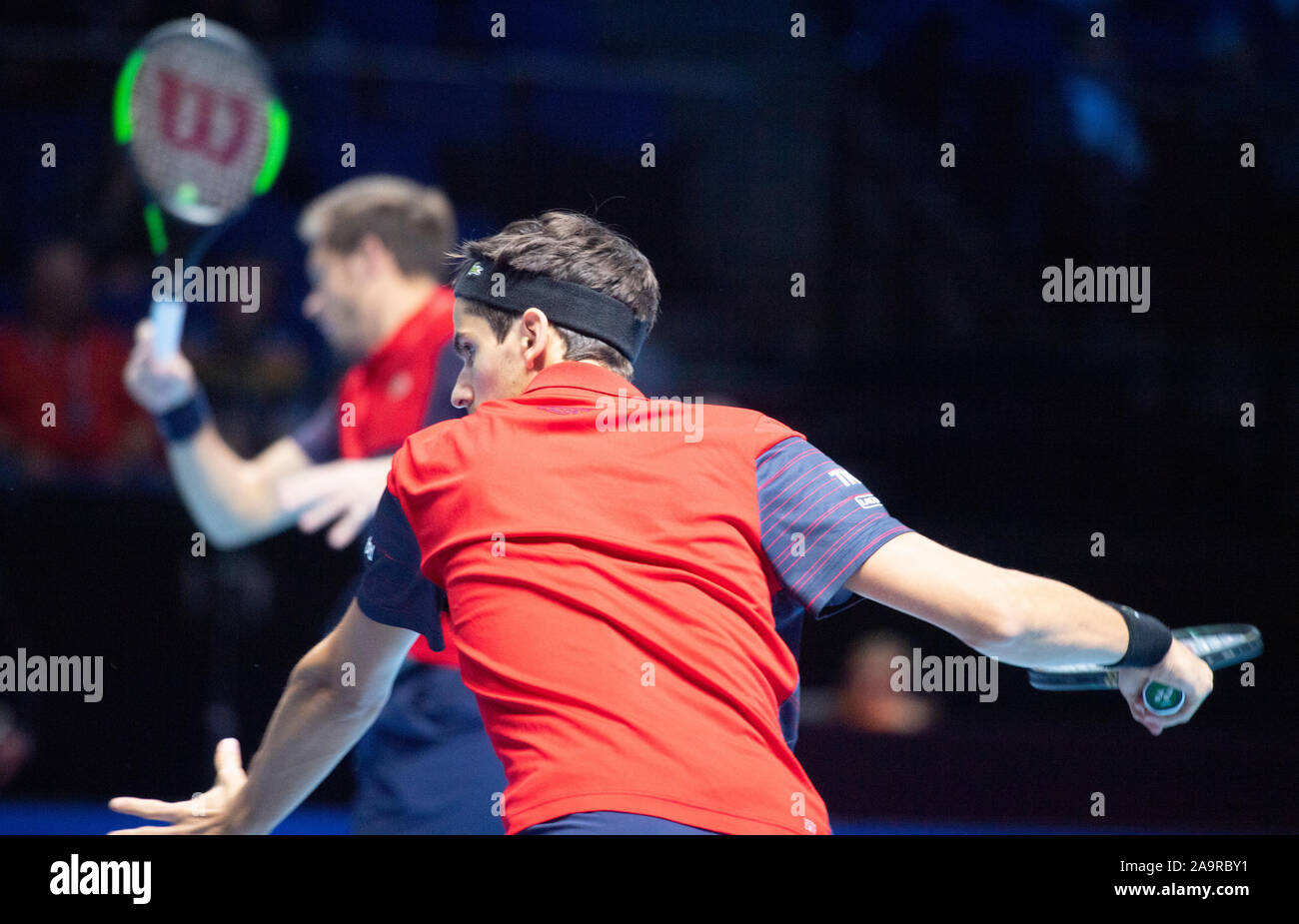 O2, Londra, Regno Unito. 17 novembre 2019. Pierre-Hugues Herbert (FRA) e Nicolas MAHUT (FRA) vs Raven Klaasen (RSA) e Michael Venere (NZL) in Doubles Championship match. Credito: Malcolm Park/Alamy Live News. Foto Stock