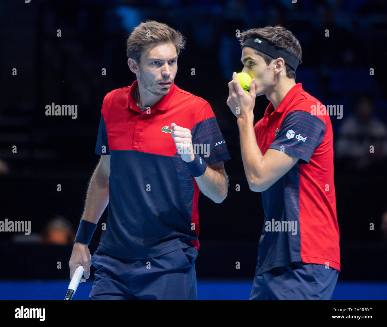 O2, Londra, Regno Unito. 17 novembre 2019. Pierre-Hugues Herbert (FRA) e Nicolas MAHUT (FRA) vs Raven Klaasen (RSA) e Michael Venere (NZL) in Doubles Championship match. Credito: Malcolm Park/Alamy Live News. Foto Stock