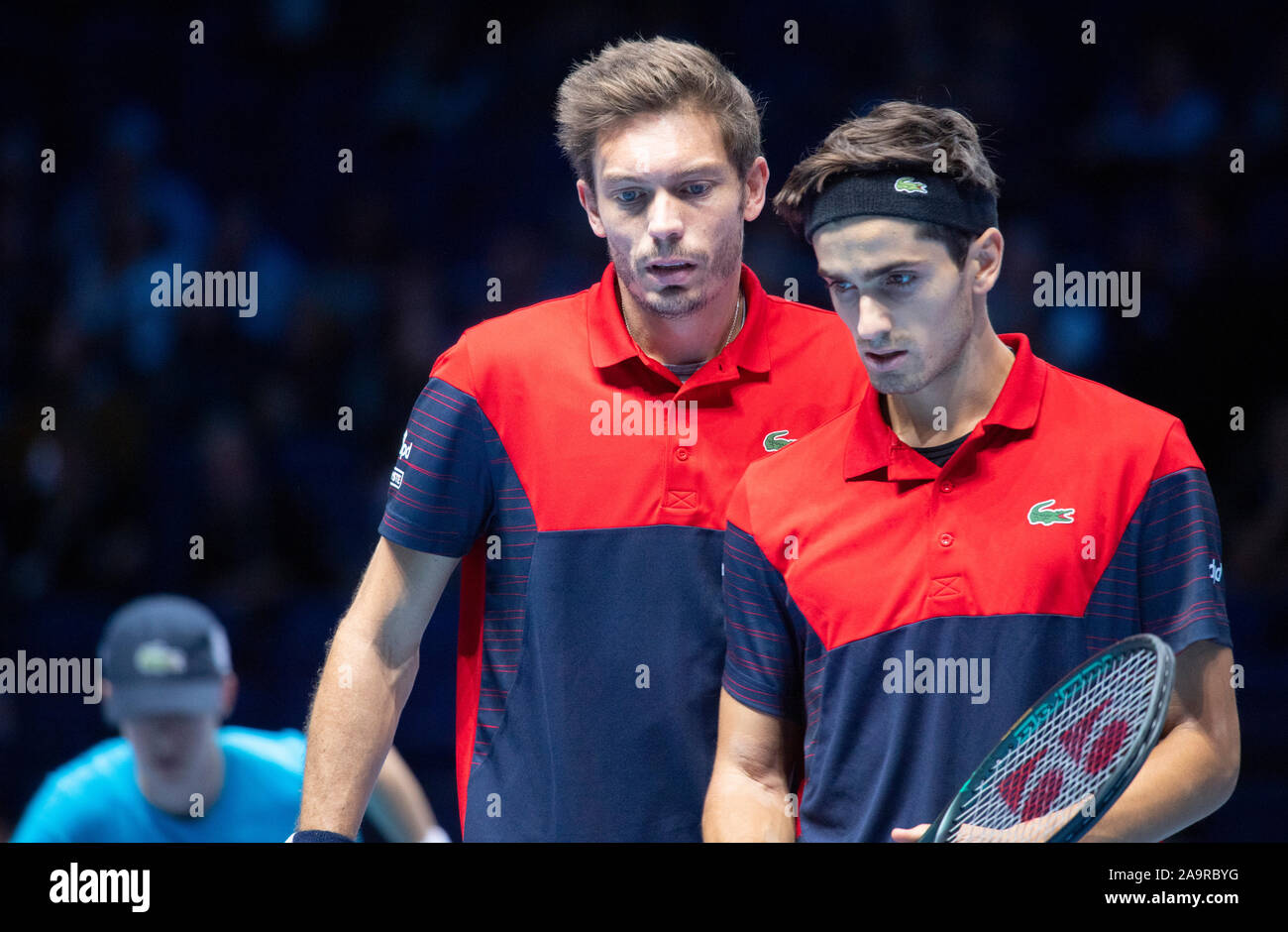 O2, Londra, Regno Unito. 17 novembre 2019. Pierre-Hugues Herbert (FRA) e Nicolas MAHUT (FRA) vs Raven Klaasen (RSA) e Michael Venere (NZL) in Doubles Championship match. Credito: Malcolm Park/Alamy Live News. Foto Stock