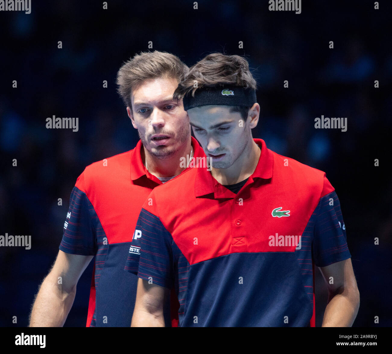 O2, Londra, Regno Unito. 17 novembre 2019. Pierre-Hugues Herbert (FRA) e Nicolas MAHUT (FRA) vs Raven Klaasen (RSA) e Michael Venere (NZL) in Doubles Championship match. Credito: Malcolm Park/Alamy Live News. Foto Stock