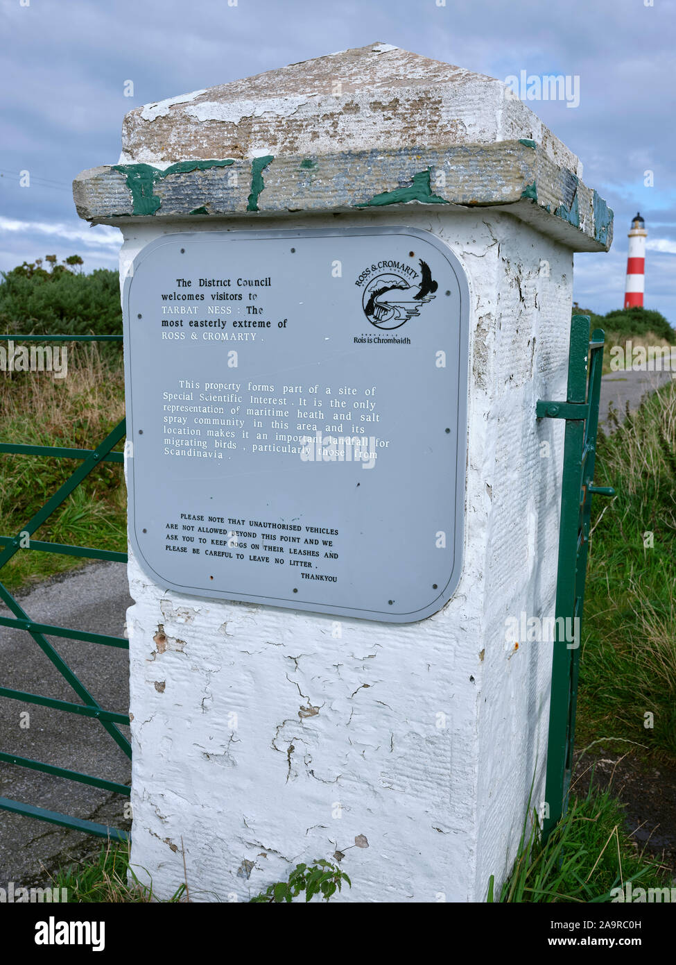 Post di gate e bacheca che conduce a Tarbat Ness Faro. 26/09/19 Foto Stock