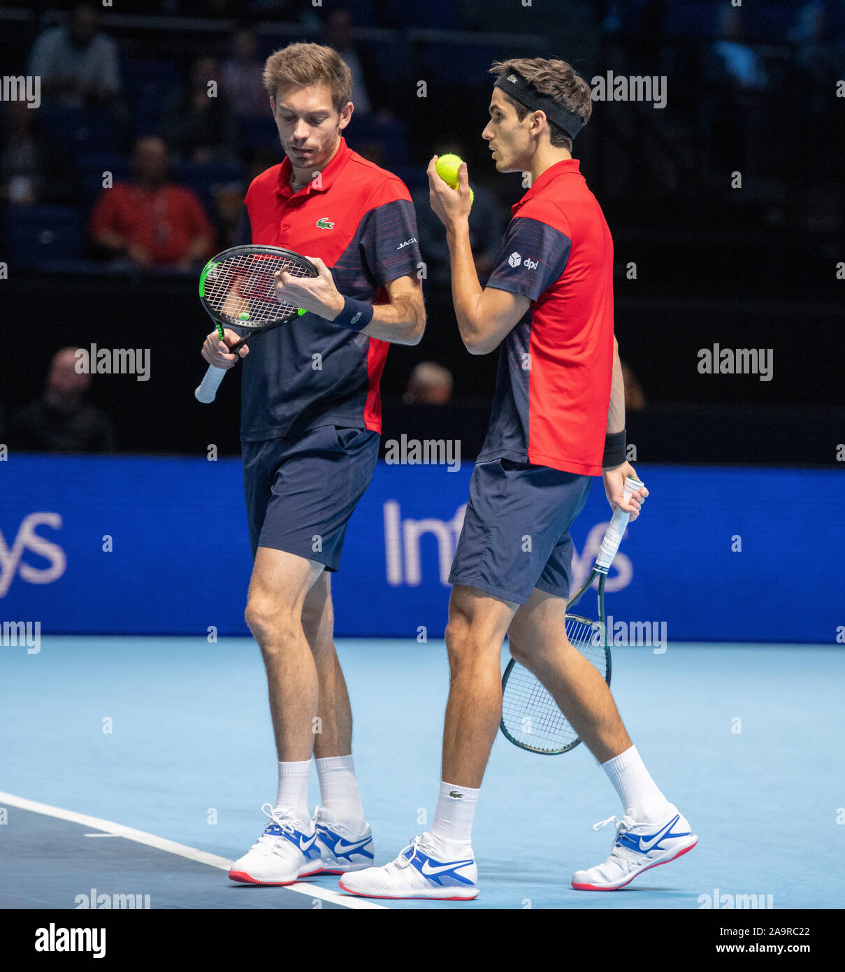 O2, Londra, Regno Unito. 17 novembre 2019. Pierre-Hugues Herbert (FRA) e Nicolas MAHUT (FRA) vs Raven Klaasen (RSA) e Michael Venere (NZL) in Doubles Championship match. Credito: Malcolm Park/Alamy Live News. Foto Stock