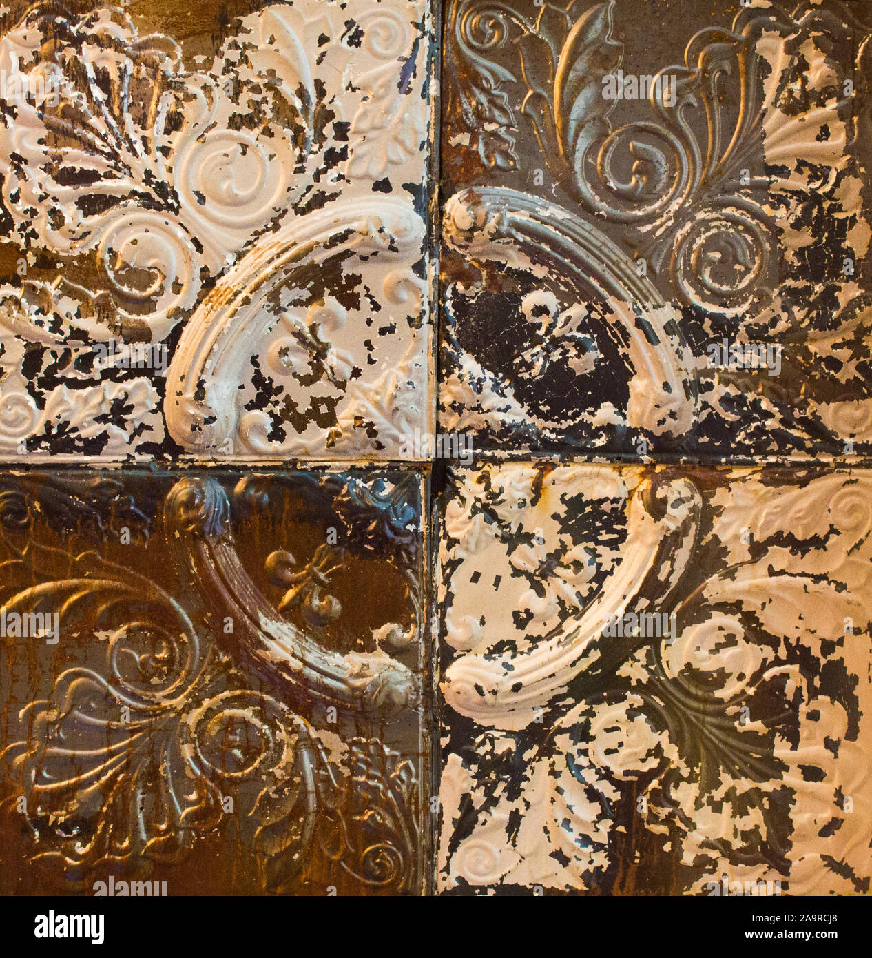 Texture di sfondo-close up vintage tin da soffitto con intricati design scolpito Foto Stock