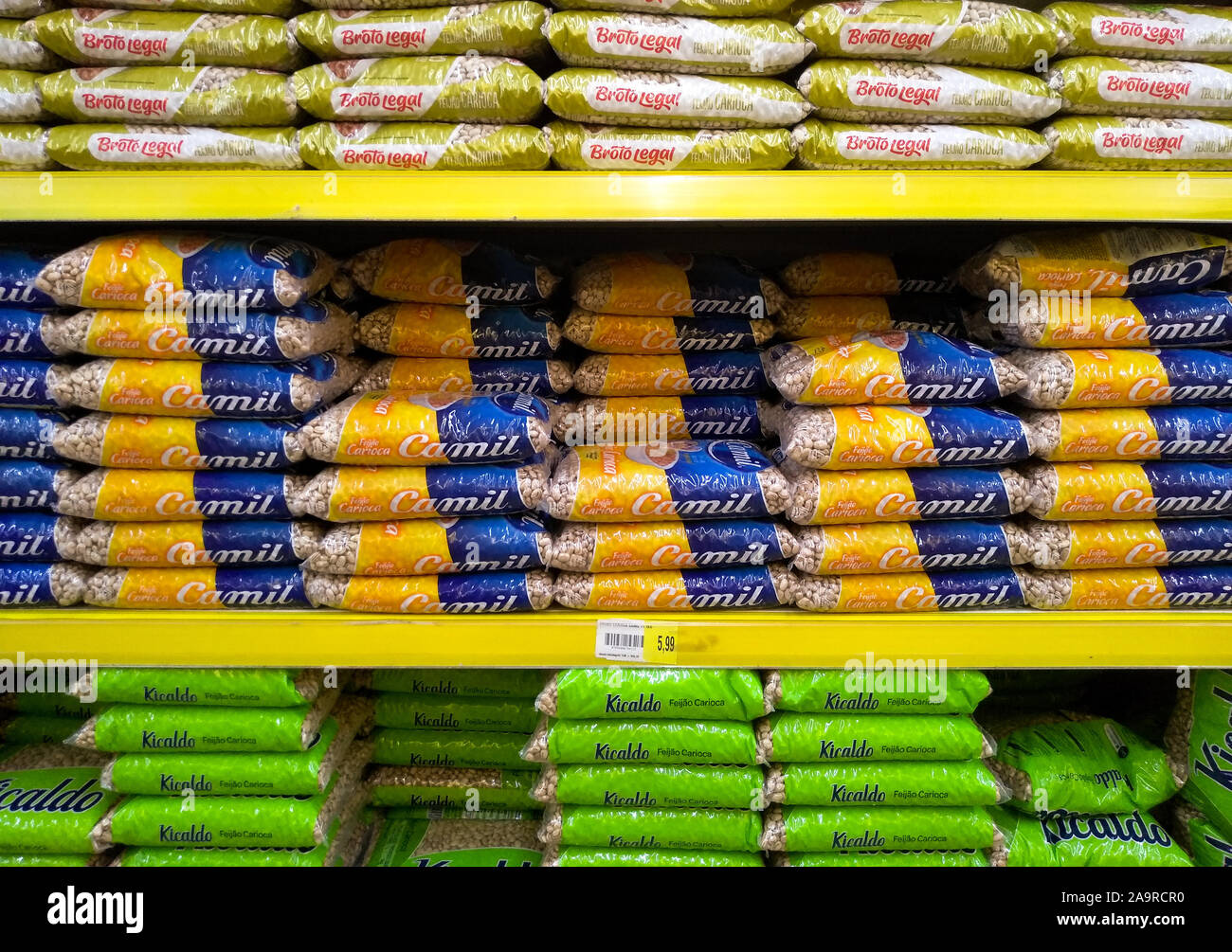 São Paulo, SP / Brasile - 16 Novembre 2019: sacchi di fagioli di molte marche diverse in scaffali in São Paulo, Brasile con i cartellini dei prezzi Foto Stock