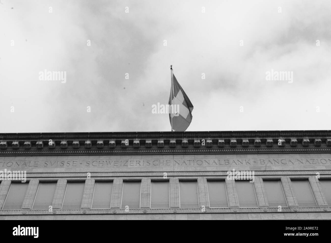 La Banca Nazionale Svizzera a Zurigo con la bandiera svizzera sulla parte superiore Foto Stock