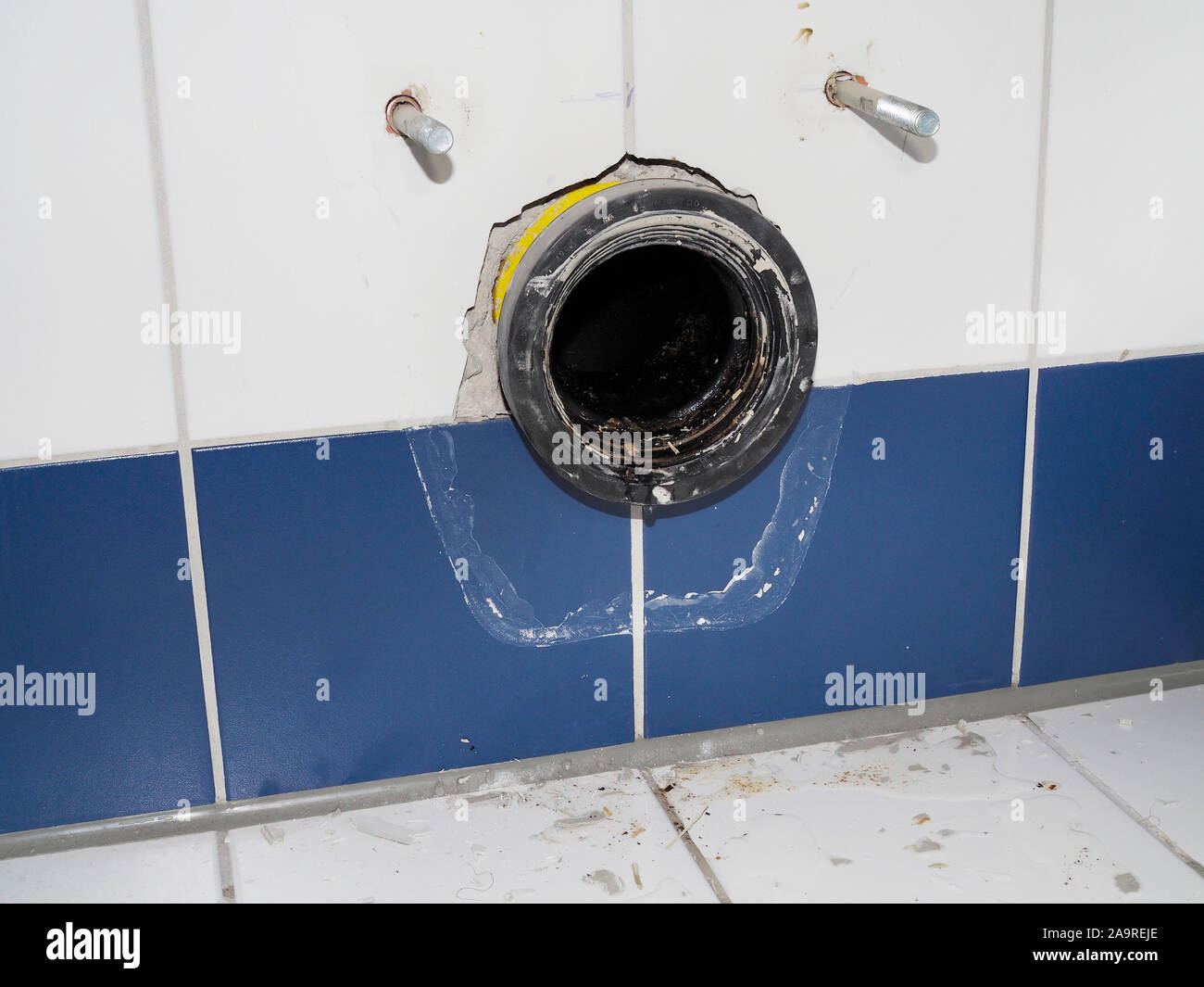 Abwasserrohr nach Demontage der Toilette einer Mietwohnung Foto Stock