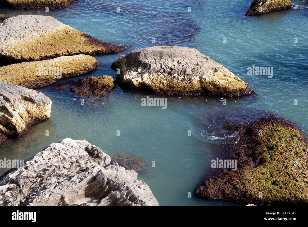 Costa rocciosa del Mar Caspio. Il mese di ottobre. 2019 anno. Foto Stock