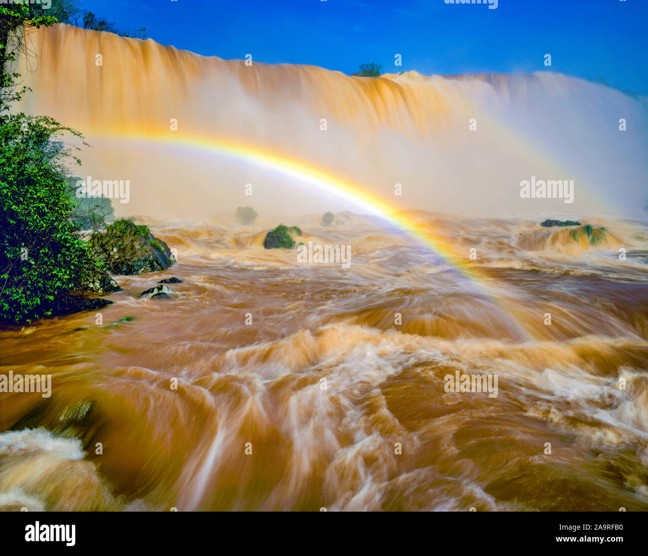 Cascate di Iguassù rainbow, Iguazu Falls National Park, Brasile, uno dei più grandi del mondo cascate Iguazu River su Argentina. bordo Foto Stock
