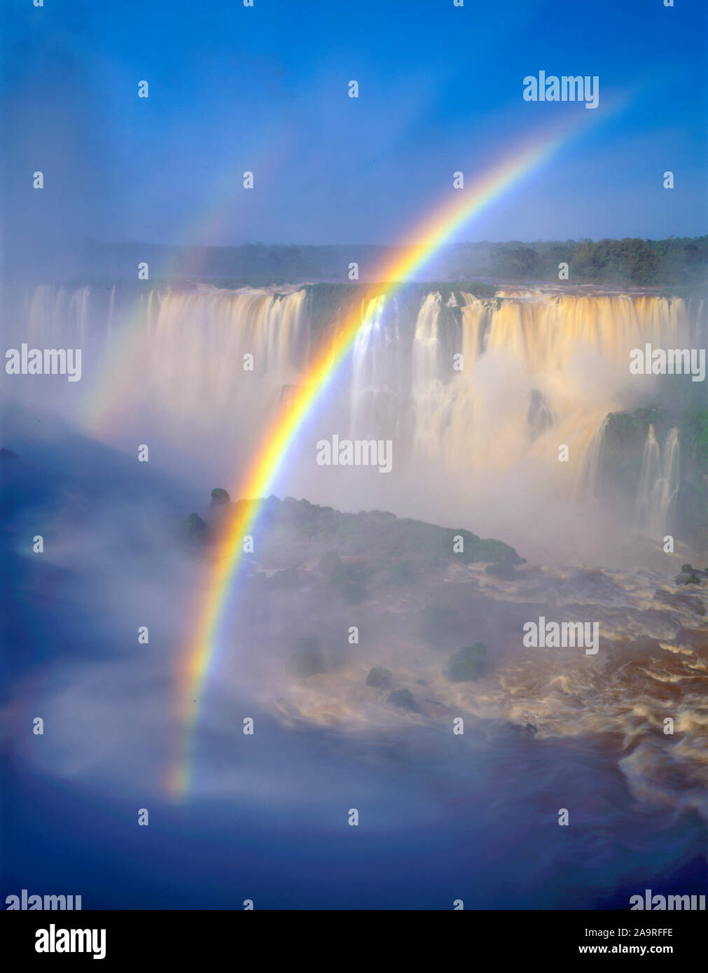 Cascate di Iguassù rainbow, Iguazu Falls National Park, Brasile, uno dei più grandi del mondo cascate Foto Stock