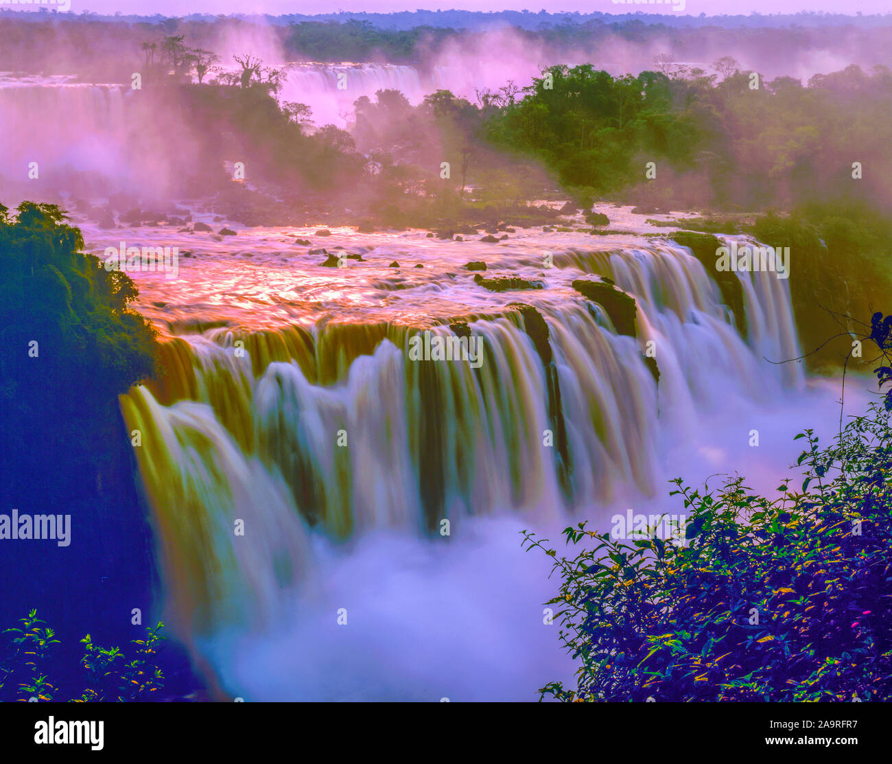 Luce della Sera su cascate di Iguazu, Iguazu Falls National Park, Brasile, uno dei più grandi del mondo cascate Foto Stock